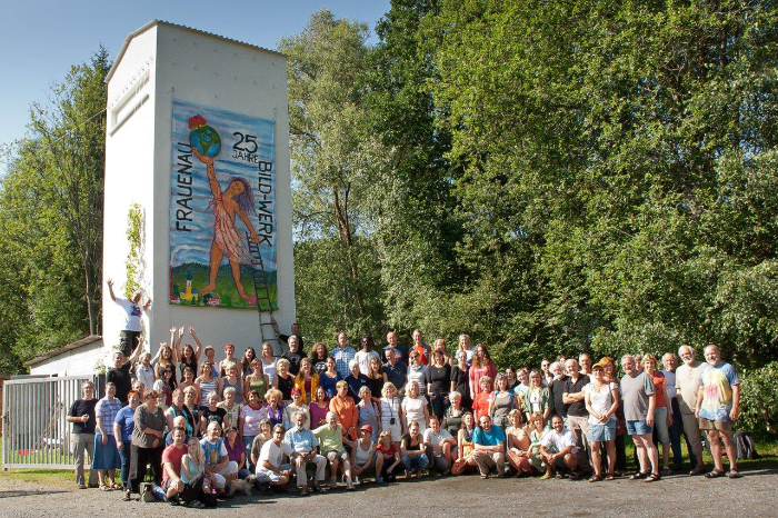 A large group of people at Bild-Werk Frauenau Summer Academy 2012, celebrating 25 years of the school.
