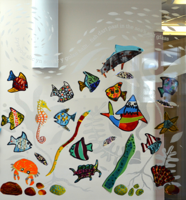  The completed window at Letterston CP School, Pembrokeshire, featuring fish, crabs, eels and other sea creatures against an etched clear glass background with seaweeds.. 